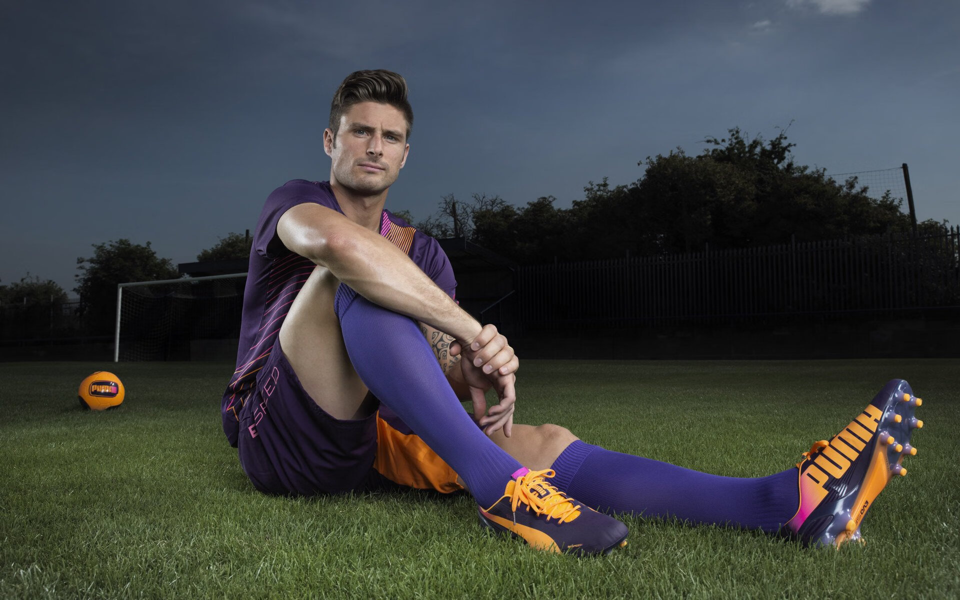 随机佛罗伦萨前锋连入两球，助球队轻松击败对手，佛罗伦萨 前锋