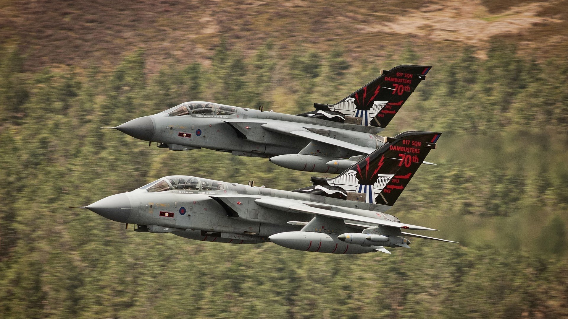 开云体育中国官网-惊险比赛展开，焦灼气氛扑面而来，惊险表演