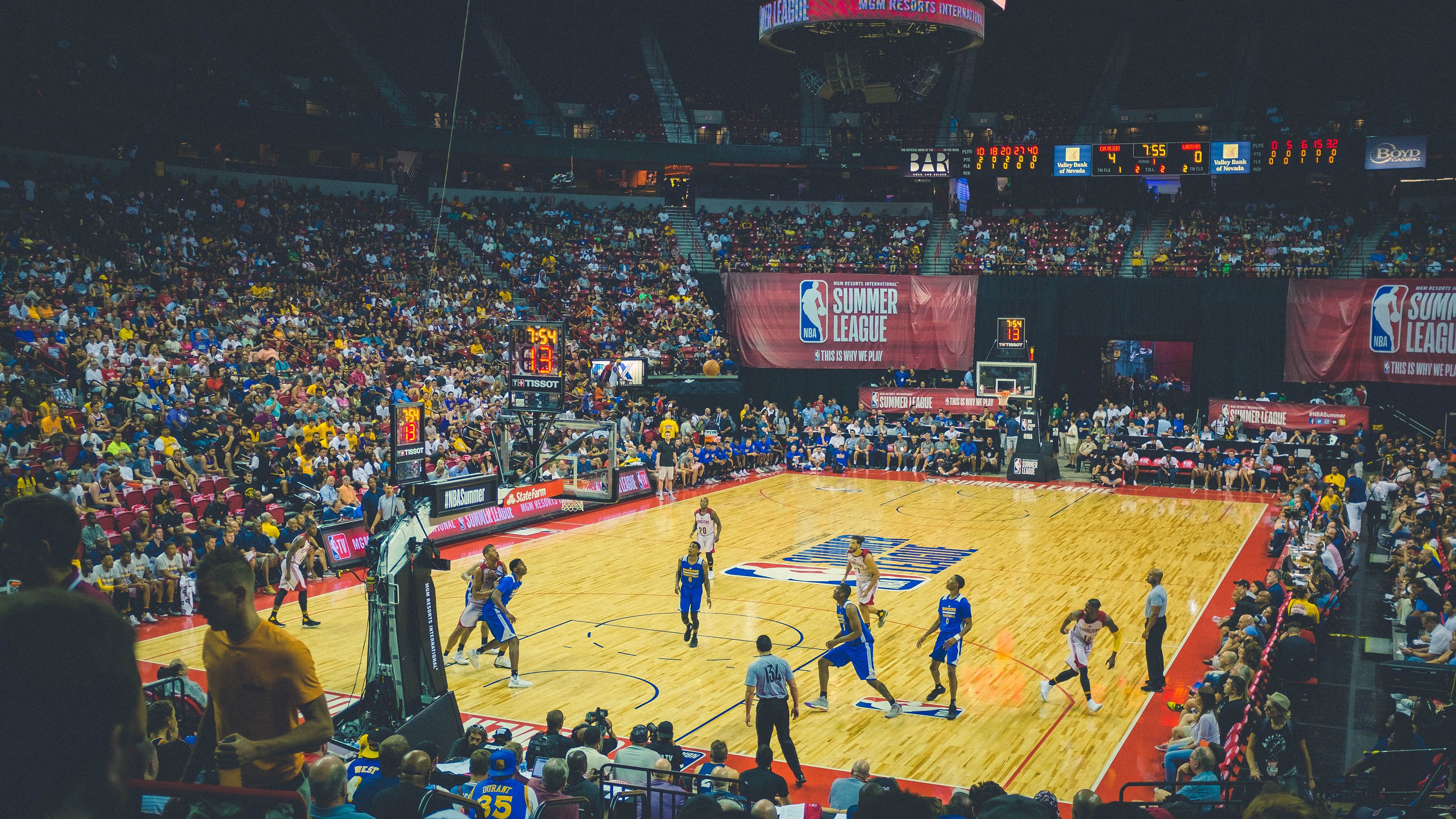 _城市高空跑步:在摩天楼之间飞驰_,高空城市俯瞰图